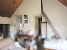 吹き抜け天井に木の梁で作ったオリジナル照明